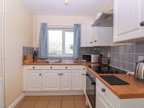 Cottage | Private kitchen | Fridge, electric kettle, toaster, cookware/dishes/utensils