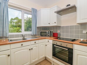 Fridge, electric kettle, toaster, cookware/dishes/utensils - Wagtail (Malvern)