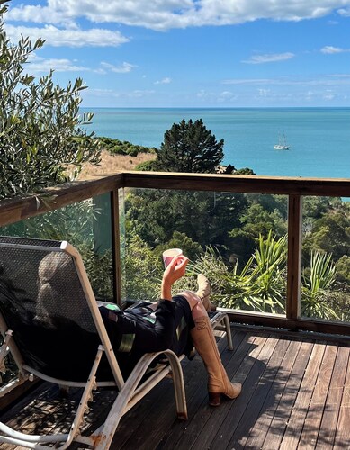 Beautiful 80 m sq, 2-bedroom apartment, with stunning views over the Pacific.