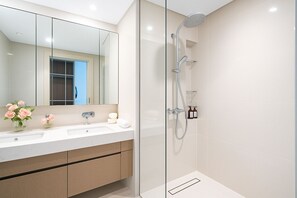 Ducha, secador de pelo, bidet, toallas