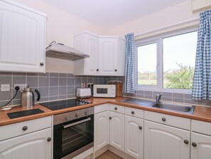 Cottage | Private kitchen | Fridge, electric kettle, toaster, cookware/dishes/utensils