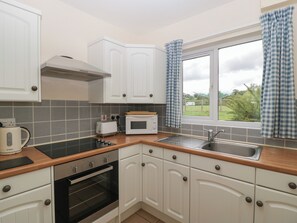 Fridge, electric kettle, toaster, cookware/dishes/utensils - The Turbles - Swallows Nest (Malvern)