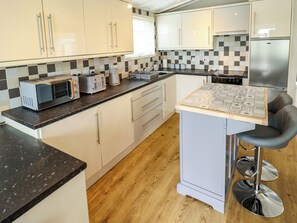 Fridge, cookware/dishes/utensils