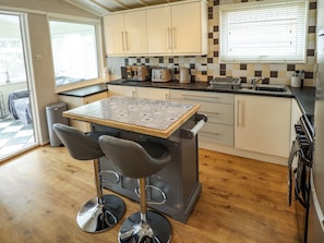 Fridge, cookware/dishes/utensils