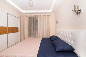 3 bedrooms, iron/ironing board, WiFi, bed sheets