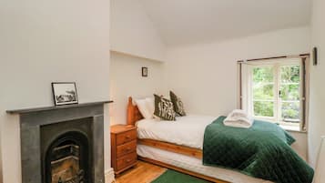 2 Schlafzimmer, individuell dekoriert, individuell eingerichtet