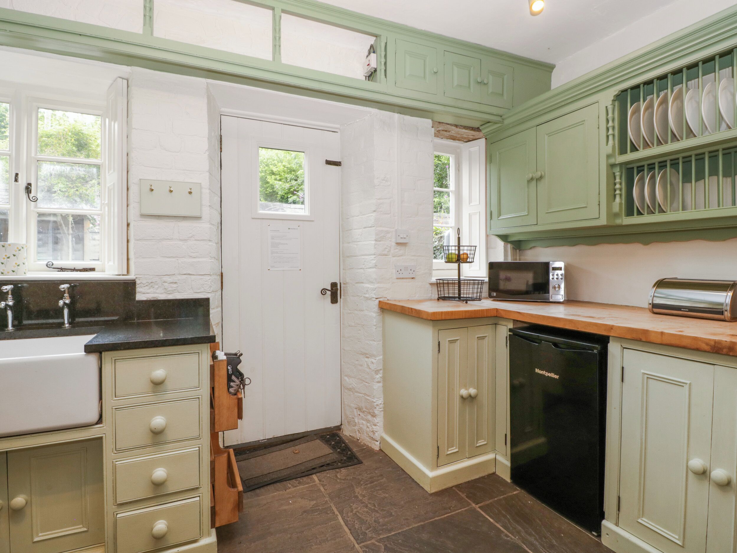 電冰箱、電熱水壺、烤麵包機、鍋具/餐盤/廚房用品