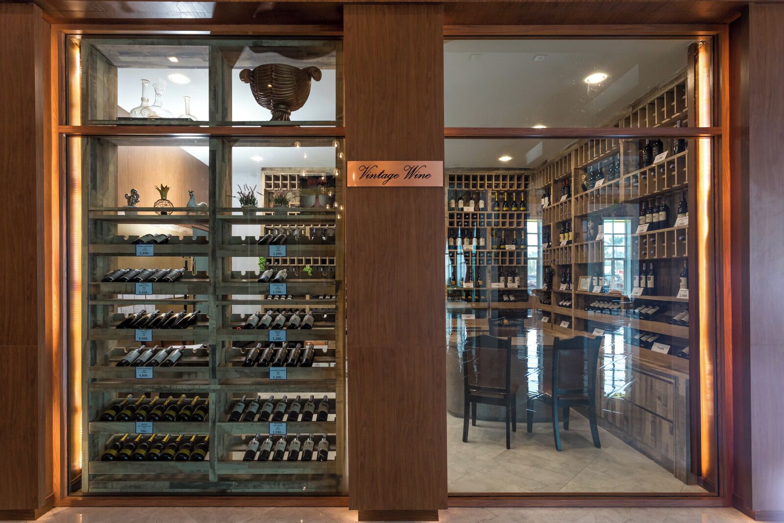Una tienda de vinos con estantes llenos de botellas y un letrero que dice "Vintage Wine".