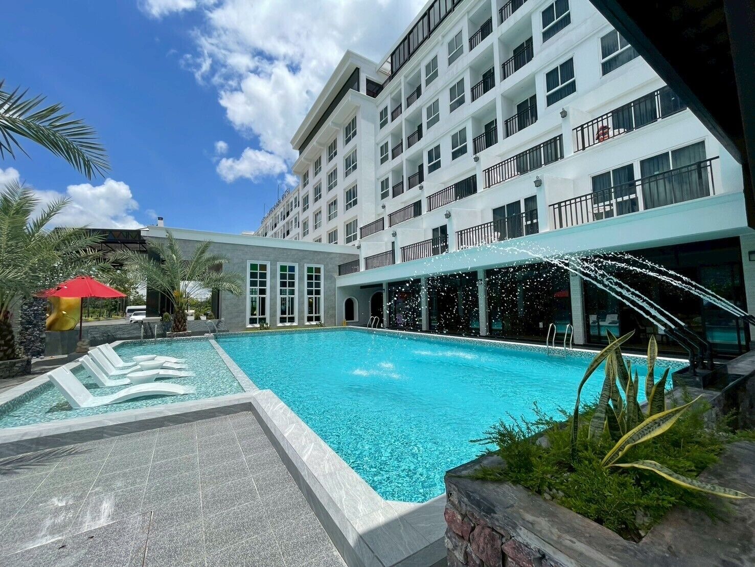 Una piscina al aire libre