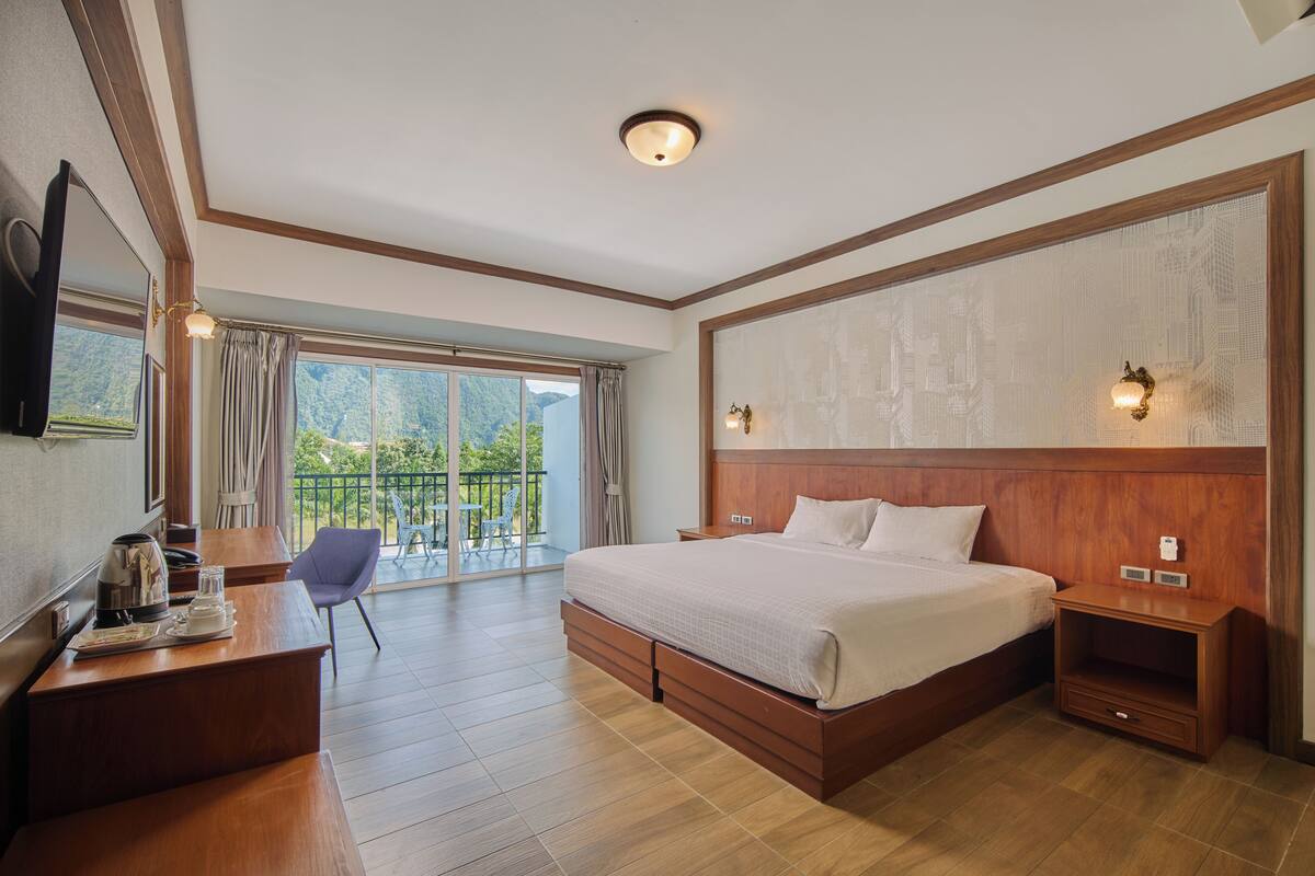 Deluxe with Balcony | Kedap suara dan Wi-Fi gratis