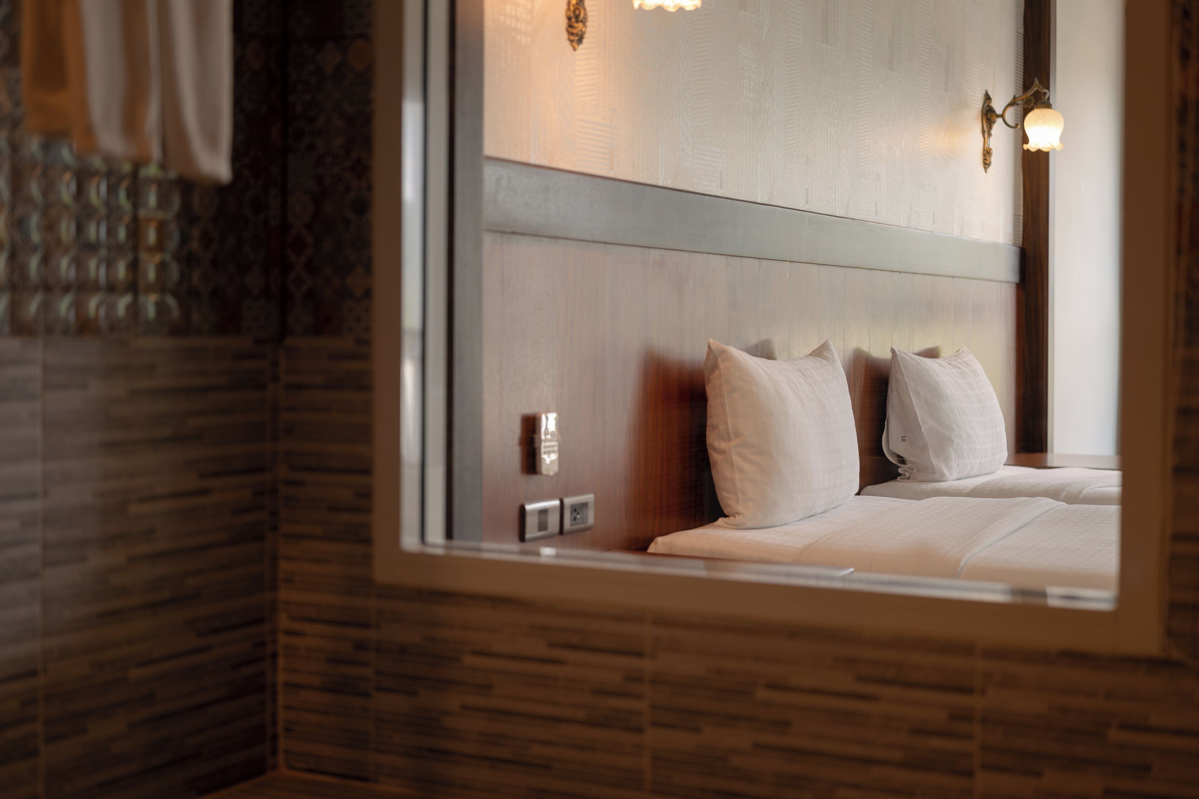 ห้องดีลักซ์ | ห้องน้ำ | รองเท้าสวมภายในห้อง, สบู่, ยาสระผม, กระดาษชำระ