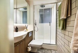 Luxury Studio | Bathroom | Shower - Vita Student-Only Circle Square (Manchester)
