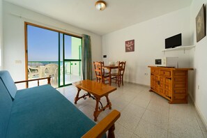 Standard-Apartment, Meerblick | Wohnbereich | Flachbildfernseher