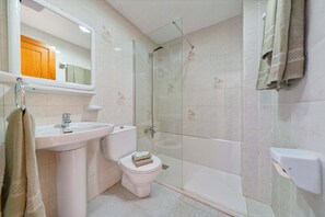 Douche, sèche-cheveux, serviettes fournies, papier toilette