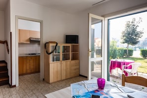 Apartamento, 2 quartos, sacada, vista para o jardim | Parte interna
