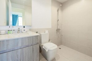 Dusche, Haartrockner, Bidet, Handtücher