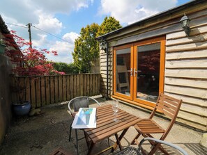 Outdoor dining - Yr Hen Ysgubor (Carmarthen)