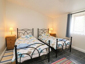 2 Schlafzimmer, individuell dekoriert, individuell eingerichtet
