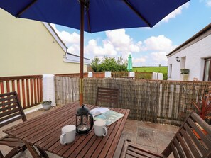 Outdoor dining - Yr Hen Ysgubor (Carmarthen)