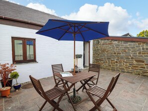 Outdoor dining - Yr Hen Ysgubor (Carmarthen)