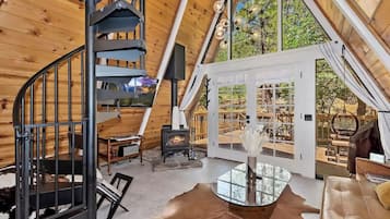 Cabaña Signature, 2 habitaciones, cocina, vistas a la montaña | Sala de estar | Smart TV de 40 pulgadas con canales digitales, una chimenea