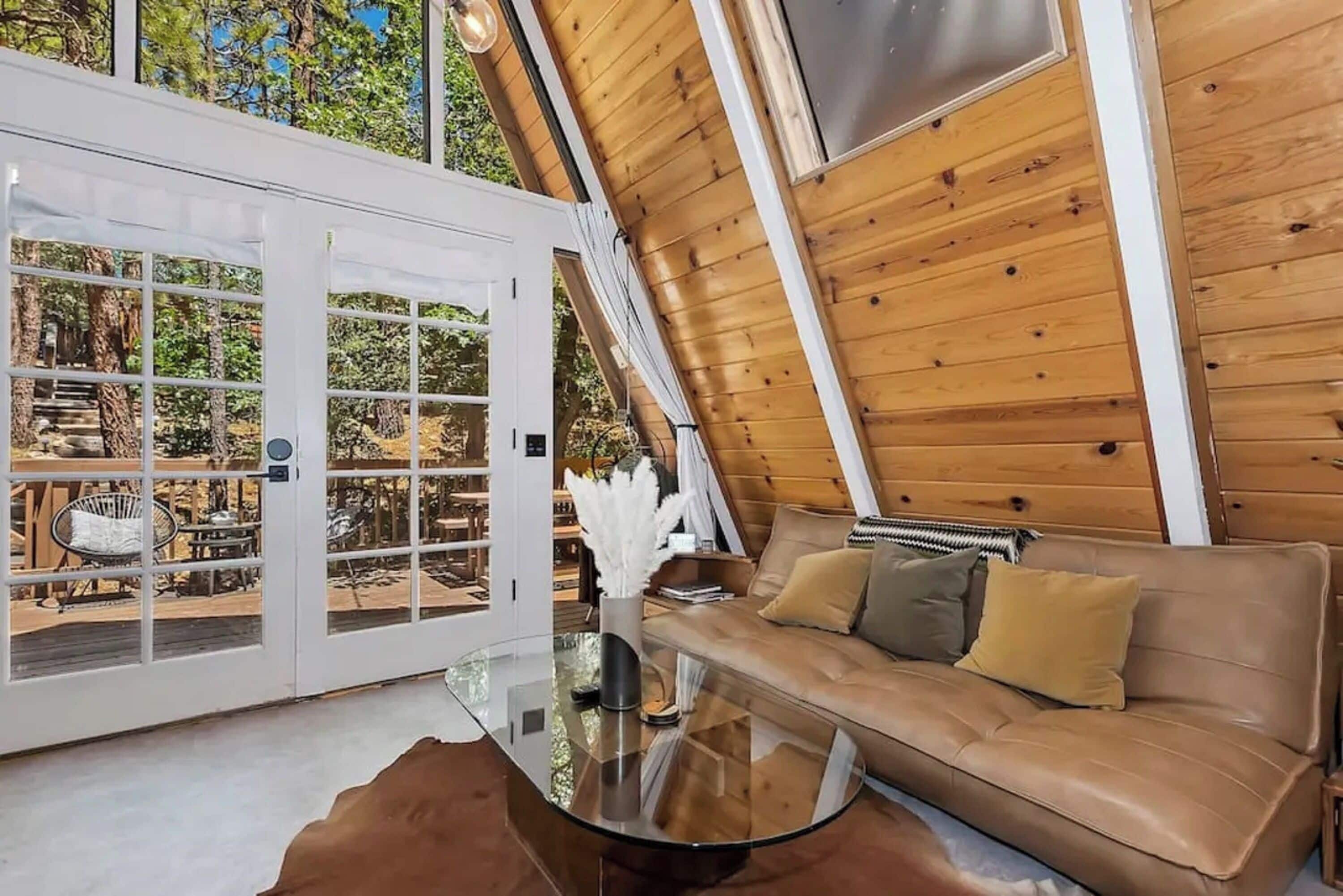 Cabaña Prestigio, 2 habitaciones, cocina, vista a la montaña | Sala de estar | Smart TV de 40 pulgadas con canales digitales y chimenea 