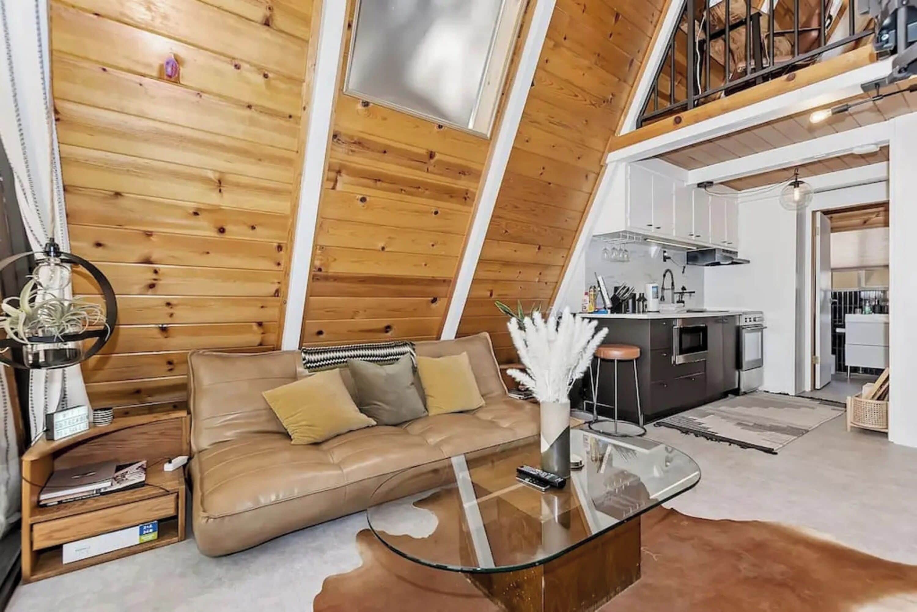 Cabin có thiết kế đặc trưng, 2 phòng ngủ, bếp, quang cảnh núi | Phòng khách | Smart TV 40-inch có truyền hình kỹ thuật số, lò sưởi 