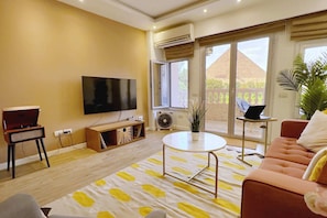 Basic Apartment | Living area