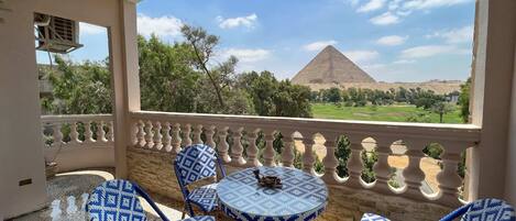 شقة بتجهيزات أساسية | تناول الطعام بالخارج