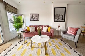 Basic-Apartment | Wohnbereich | Fernseher