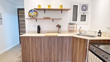 Basic Apartment | Private kitchen | Fridge, microwave, oven, stovetop
