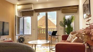 Apartamento básico | Zona de estar | Smart TV de 55 pulgadas con canales por satélite