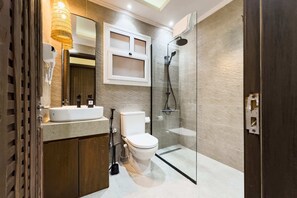 Basic Apartment | Bathroom | Eco-friendly toiletries, hair dryer, towels, soap - Xuru Stays I The Pyramids Horizon Studio w/ Bathtub (Giza)