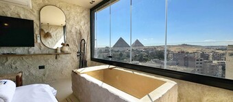 Xuru Stays I The Pyramids Horizon Studio w/ Bathtub