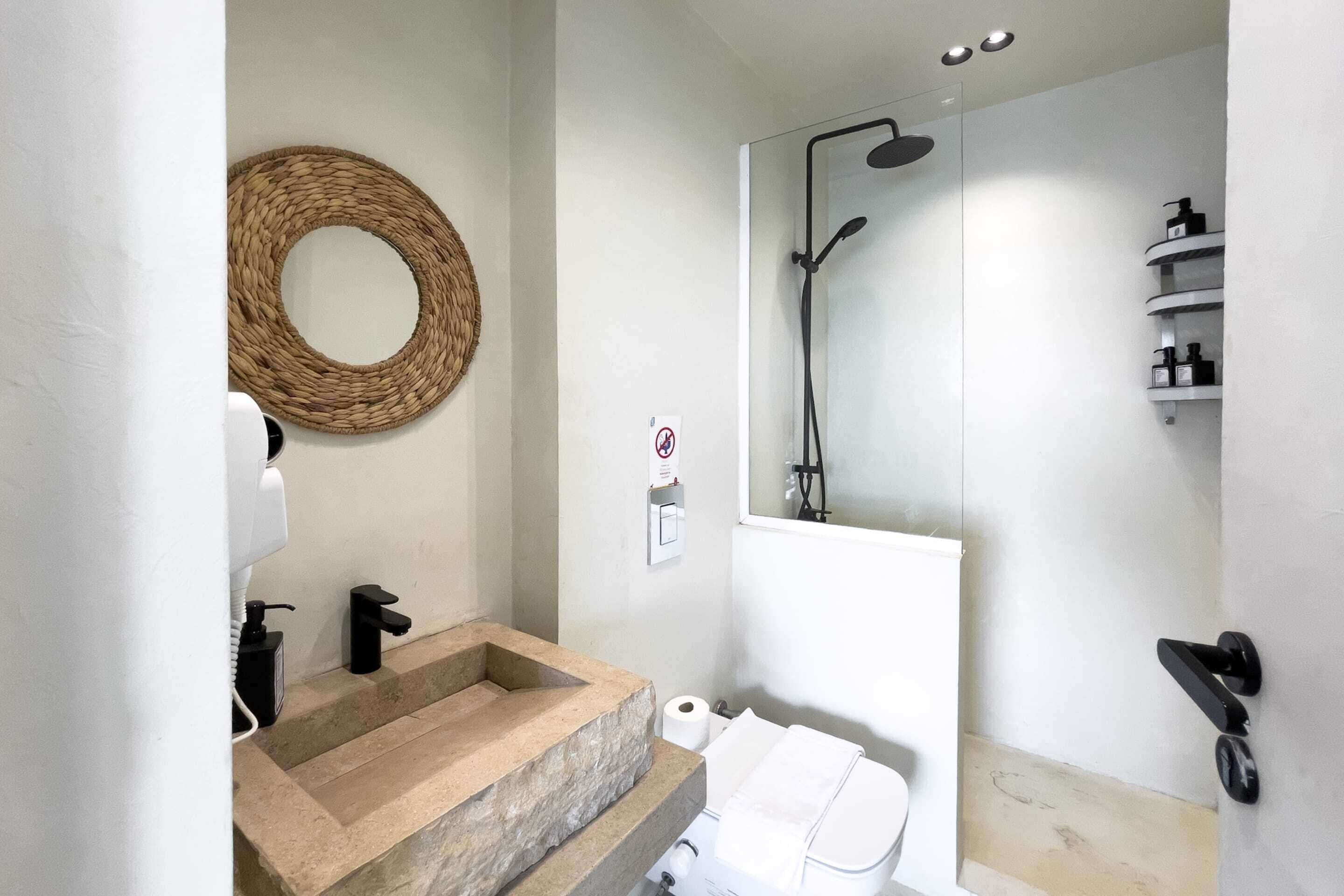 Basic Studio | Bathroom | Eco-friendly toiletries, hair dryer, towels, soap