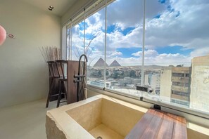Basic Studio | Interior - Xuru Stays I The Pyramids Horizon Studio w/ Bathtub (Giza)