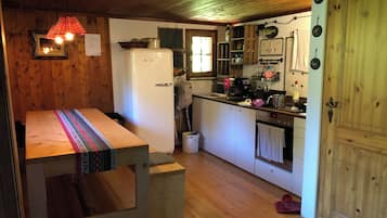 Fridge, oven, stovetop, coffee/tea maker