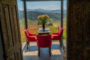 高级套房, 山景 | 办公桌、隔音、熨斗/熨板、免费 WiFi