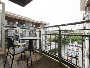 Outdoor dining - Modern Apartment-Cardiff Bay-Pvt Parking (Cardiff)