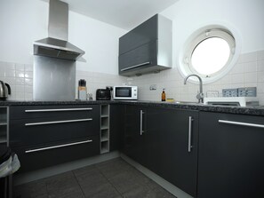 Private kitchen - Modern Apartment-Cardiff Bay-Pvt Parking (Cardiff)