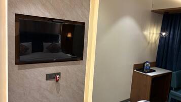 Executive Room | In-room safe, desk, iron/ironing board, free WiFi