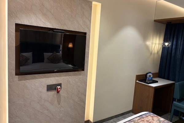 Executive Room | In-room safe, desk, iron/ironing board, free WiFi