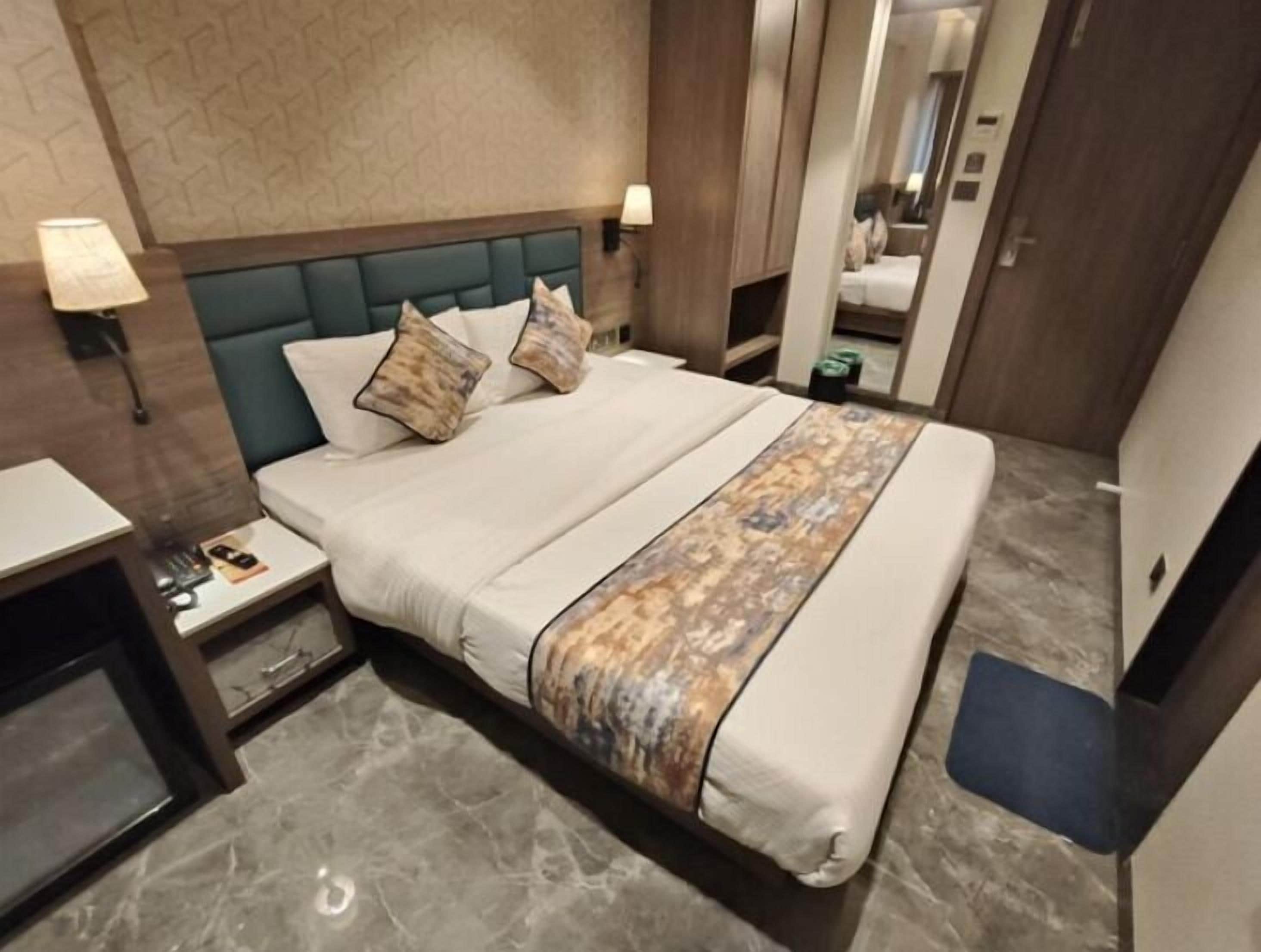 Deluxe kamer | Badkamer | Een douche, een haardroger, handdoeken, zeep