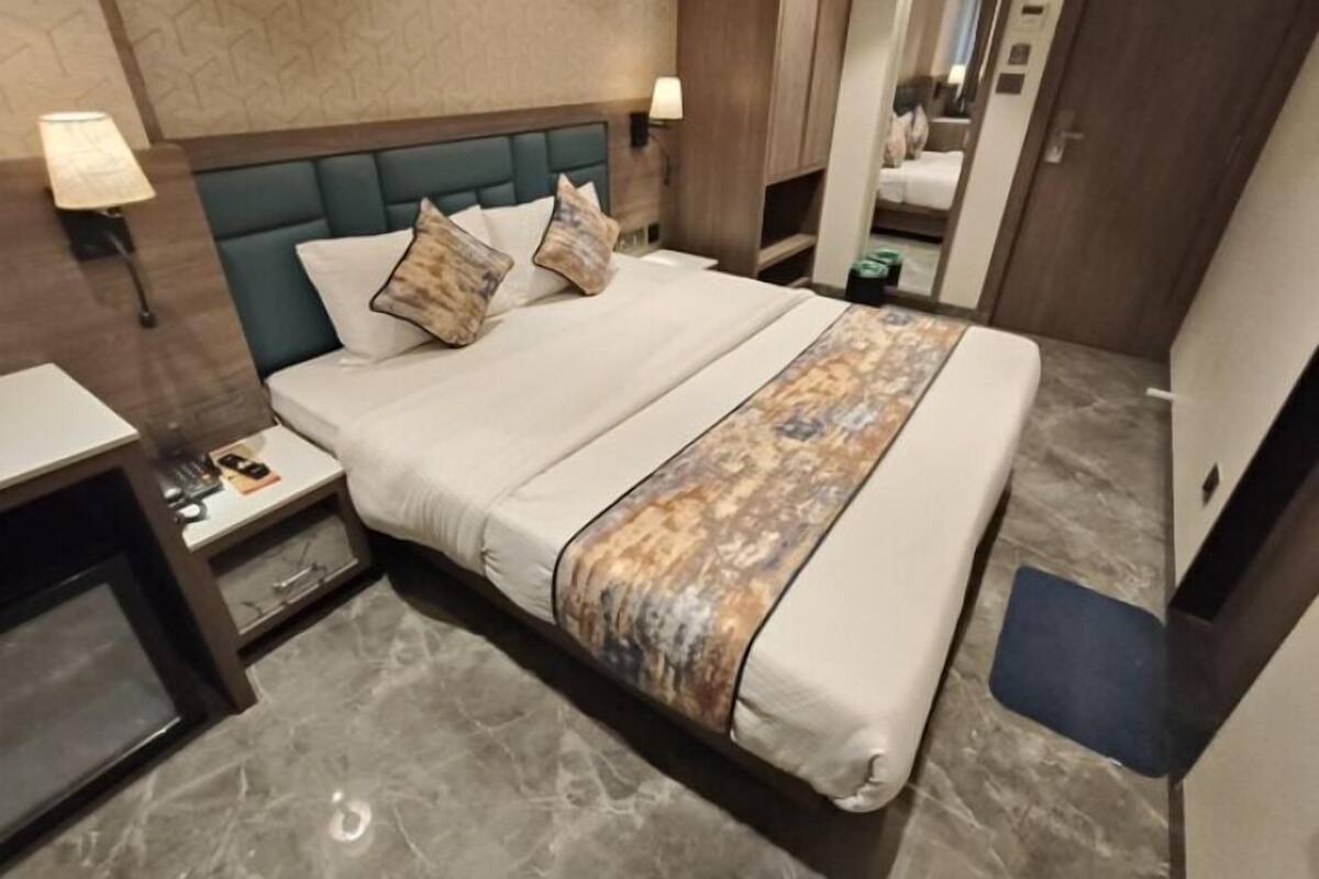 Deluxe Room | Bathroom | Shower, hair dryer, towels, soap