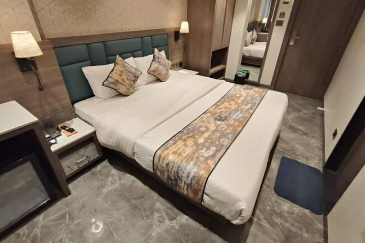 Deluxe Room | Bathroom | Shower, hair dryer, towels, soap