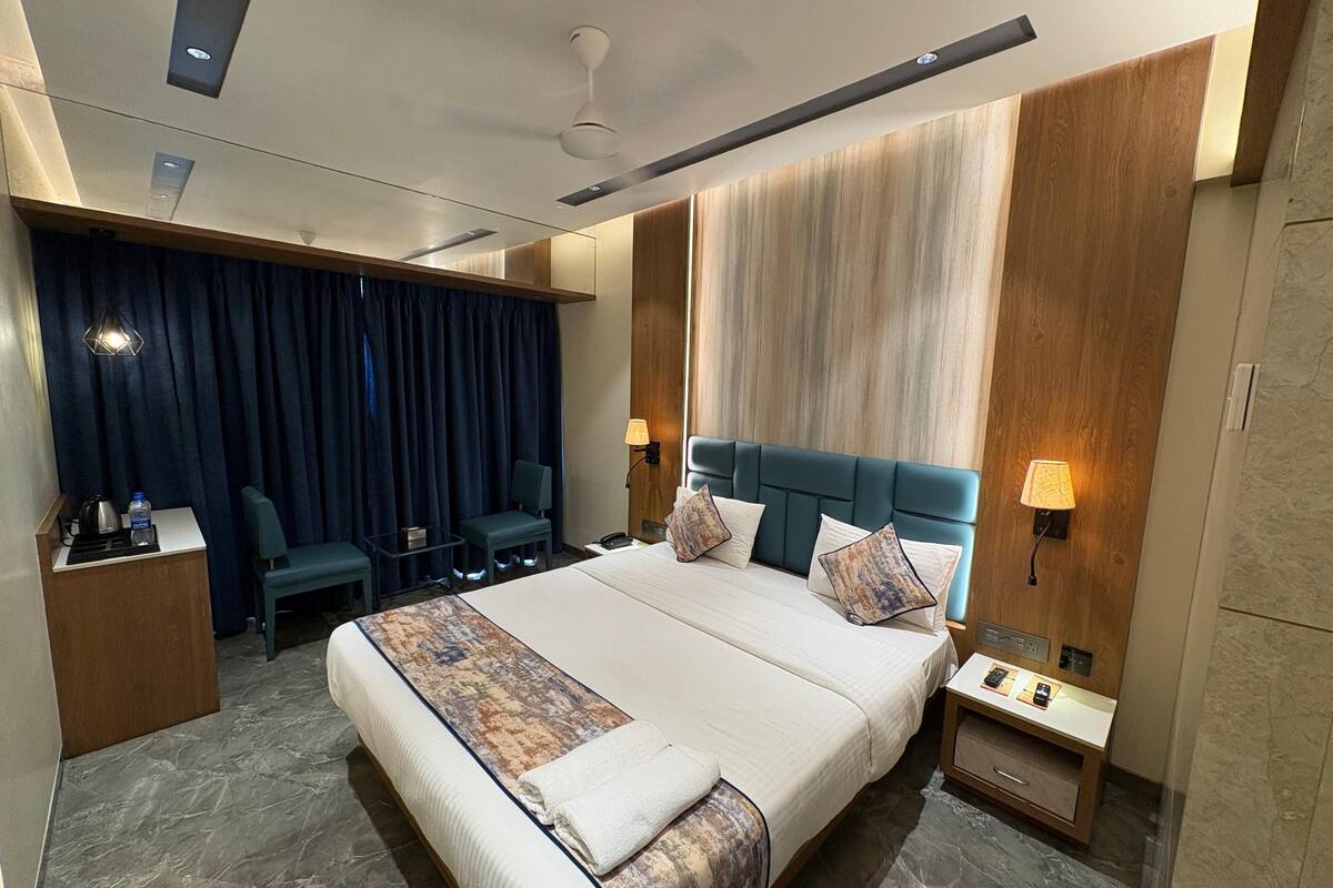 Executive Room | In-room safe, desk, iron/ironing board, WiFi (free)