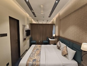 Quarto luxo | Cofres nos quartos, escrivaninha, ferros/tábuas de passar roupa