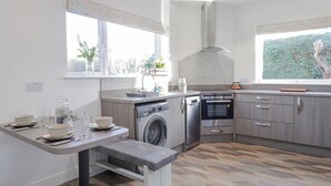 Una cocina moderna con lavadora, horno y lavaplatos incorporados.