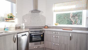 Dishwasher, electric kettle, toaster, cookware/dishes/utensils