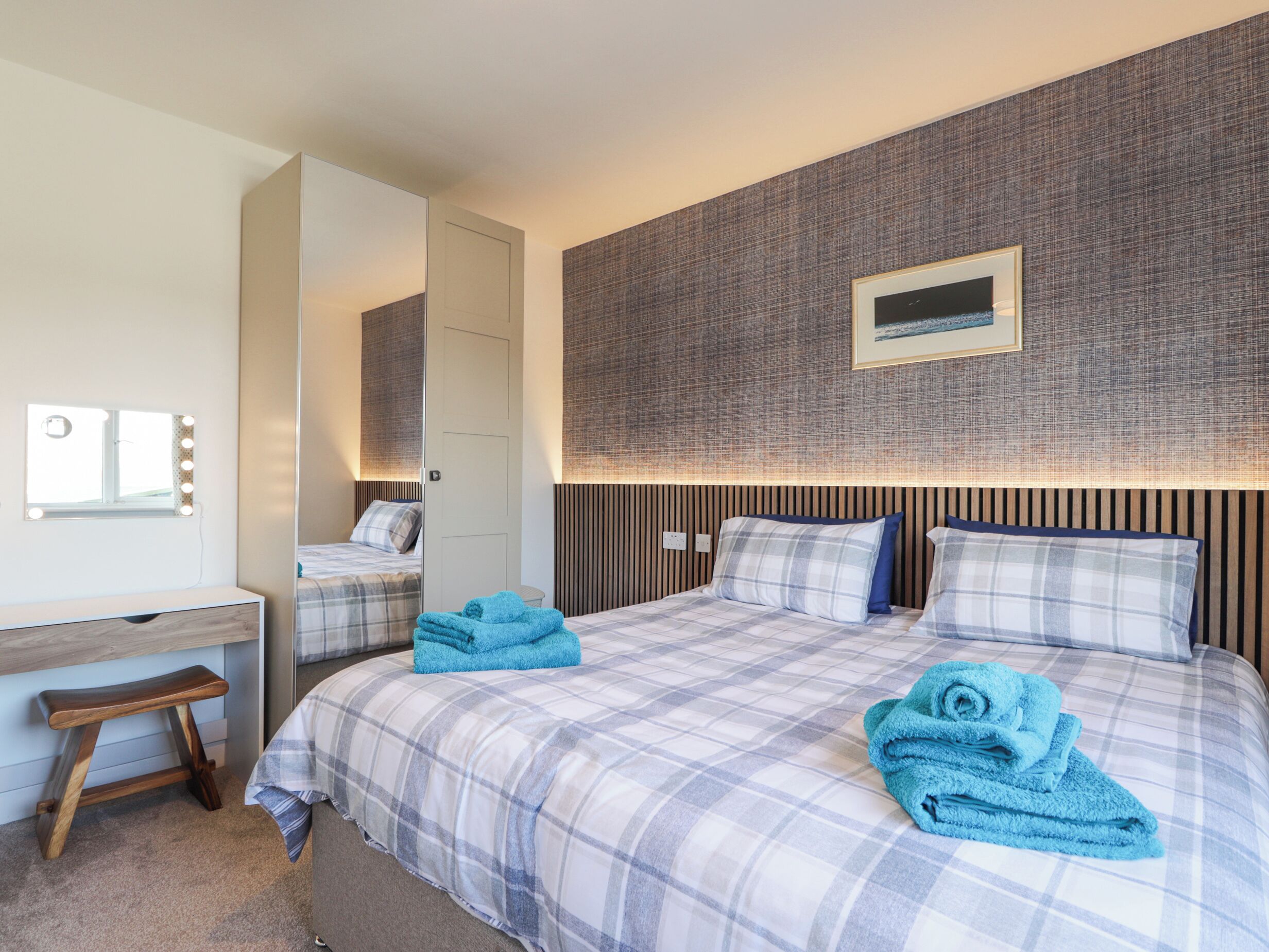 2 عدّة غرف نوم وبديكورات فريدة لكل غرفة وطراز فريد لكل وحدة